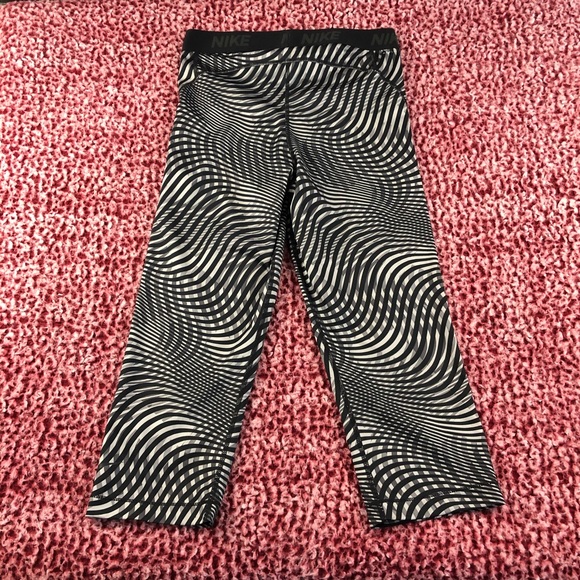 Women’s Nike Dri-Fit Capri Leggings - Picture 7 of 7